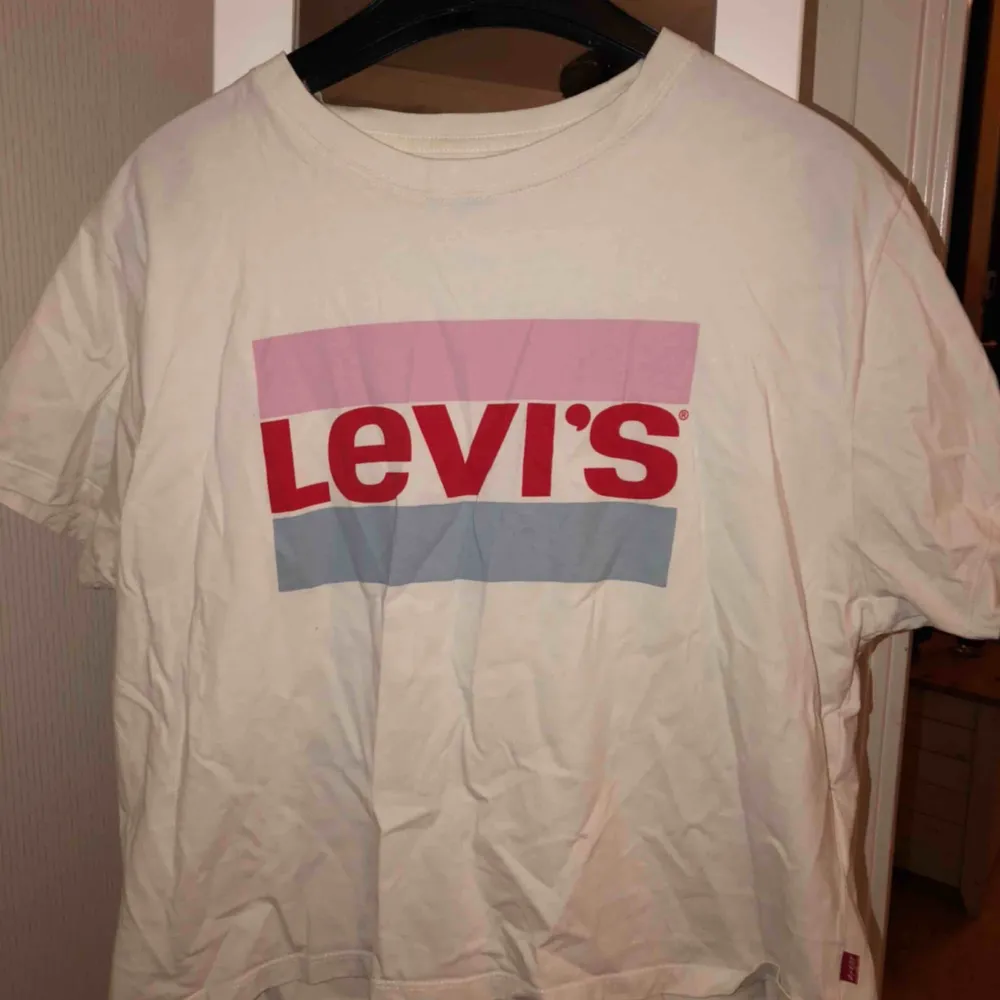 Pastell Levis t-shirt🤍  Sitter lite som weekday t-shirtsen dvs oversized Skitsnygg men kommer inte till användning tyvärr🤍. Skjortor.