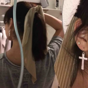  - rosa/beige Scrunchie/toffs med långa ”rosett” detaljer Köpt i Spanien i julas men använder den inte längre:(  Fint skick!!🥰