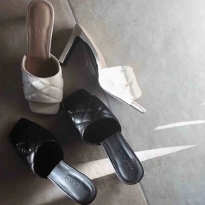  - ALDRIG ANVÄNDA. Skor från Na-Kd. 300kr per par. Säljer både ett par svarta och ett år beige. Frakt tillkommer på 63kr