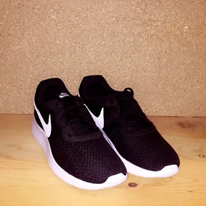 Nike skor - Nikies i strl 38.Dom ser fortfarande helt nya ut då jag inte använt dom så mycket! Nypris 600 