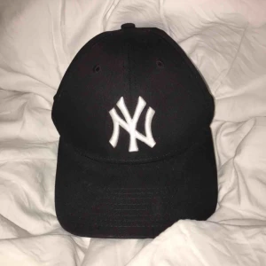  - Säljer min svarta keps. Den har tyvärr inte kommit till så stor användning så det inte riktigt är min stil. Förhoppningsvis passar den någon annan bättre än mig :))) 