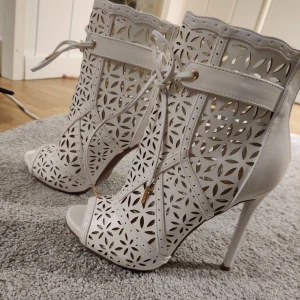 Klackar - Snygga skor, stl 37, helt nya