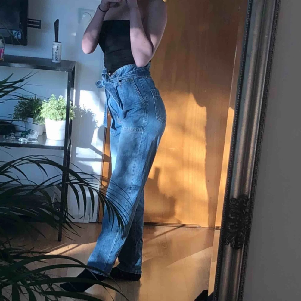 Super snygga jeans som livar upp outfits Ginatricot Köpt för 300kr  Storlek 34 Perfekt skick Endast använda 2 gånger. Jeans & Byxor.