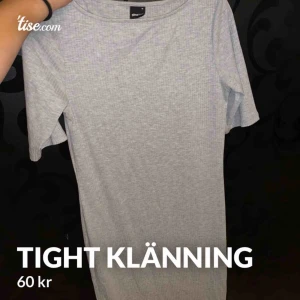  - Tight klänning som slutar vid knäna! 🌼