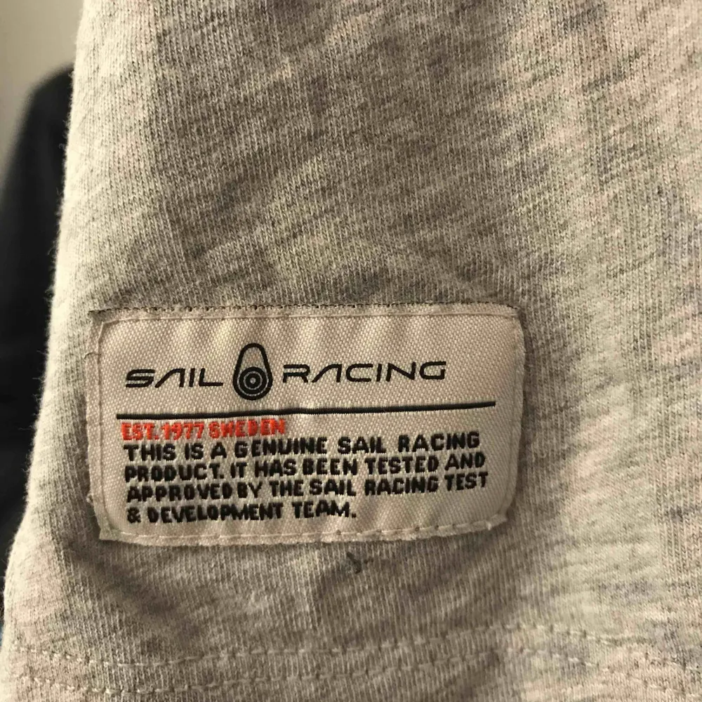 Grå Sail racing t-shirt, använd ca 2 gånger. T-shirts.