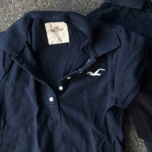  - pikétröjor 💙💙Skriv privat för mer info om plagget. Frakten är oftast 63kr med postkort skicka lätt men om det är mindre plagg=billigare. Är öppen för byte. Paketpris går att fixa!! Tveka inte att höra av er vid frågor!! 🥰🥰🥰