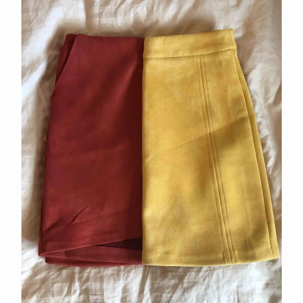 Två snygga kjolar från Pull&bear! Den röda är i storlek S och har fickor! SÅLD!❤️ Den gula är i storlek XS och är utan fickor! SÅLD!💛 En kjol för 60kr, båda för 100kr!  . Kjolar.