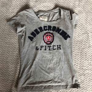 Abercrombe&Fitch tröja, tröttnat lite på denna så säljer.
