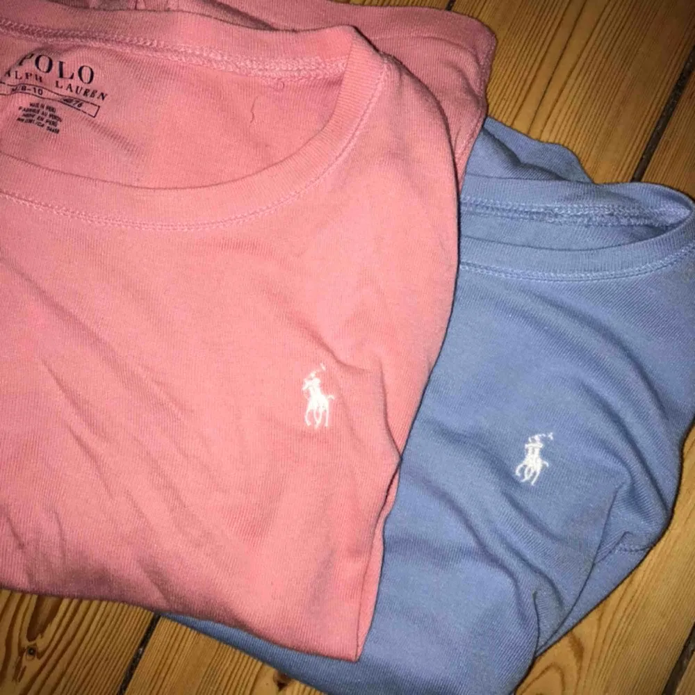 Säljer dessa två Polo Ralph Lauren tröjorna! De båda är i stl 140 men passar mig som är stl XS. Den blå sitter dock tajtare än den rosa. 150kr styck eller 225kr för båda ✨. Tröjor & Koftor.