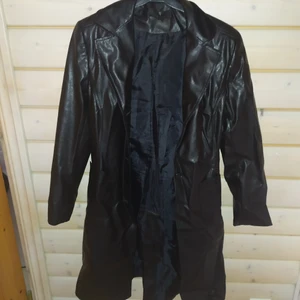 Fake läder kappa 38  - Figursydd, svart och fint skick. 