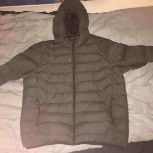  - Säljer min jacka för jag har köpt en ny. Den har två fickor och en luva