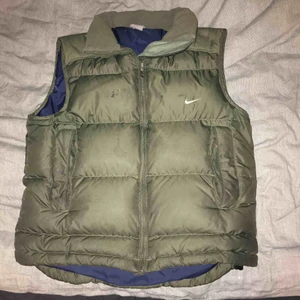  - Säljer min väst då jag köpt en ny. De är en dunväst utan luva och har två fickor där fram. Västen har några fläckar vid bröstet