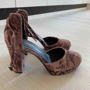 Ljuslila pumps i velour  - Ljuslila klackar i velour. Från DinSko. Använda max 2ggr så i nyskick! Väldigt bekväma klackar.   Köparen står för frakt.