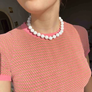  - Superfint pärlhalsband med vita pärlor och guldigt spänne. Går att variera storleken i 6 olika lägen! Mycket fint skick. Köpare står för frakt🦋🦋