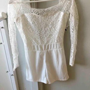  - Fin jumpsuit från Dennis Maglic, storlek XS. Den är använd en gång. Säljer pga fel storlek. Dock så saknas tyvärr bandet som hör till. Kostade 600 kronor från början.