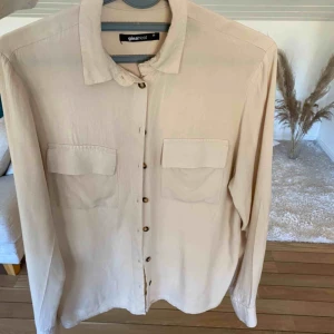  - Hej! Säljer en jätte fin baige linneskjorta ifrån Ginatricot! Stl 36🥰🥰