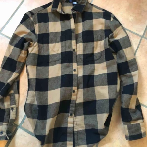  - Flanellskjorta, har 2st! Köparen får självklart den oanvända