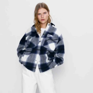  - Säljer denna skjortjacka nu när jag ej vill använda den mer, den är som helt ny. Köparen står för frakt 60kr