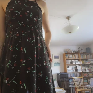 Sommarklänning  - Söt klänning, perfekt till sommaren. Kommer tyvärr inte till användning längre. Storlek 38.