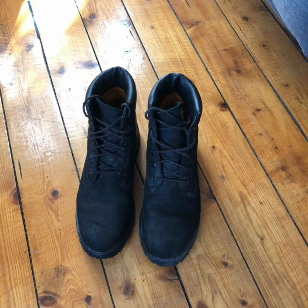 Svarta kängor från Timberland i storlek 39. Förutom några slitningar på tån, så är skorna i bra skick! Behöver dock nya skosnören! . Skor.