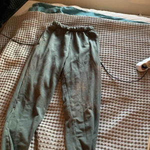  - mjuka byxor från bikbok funkar som s, nya knappt använda  nypris 400. dem är smutsiga på bilden de sitter inte kvar