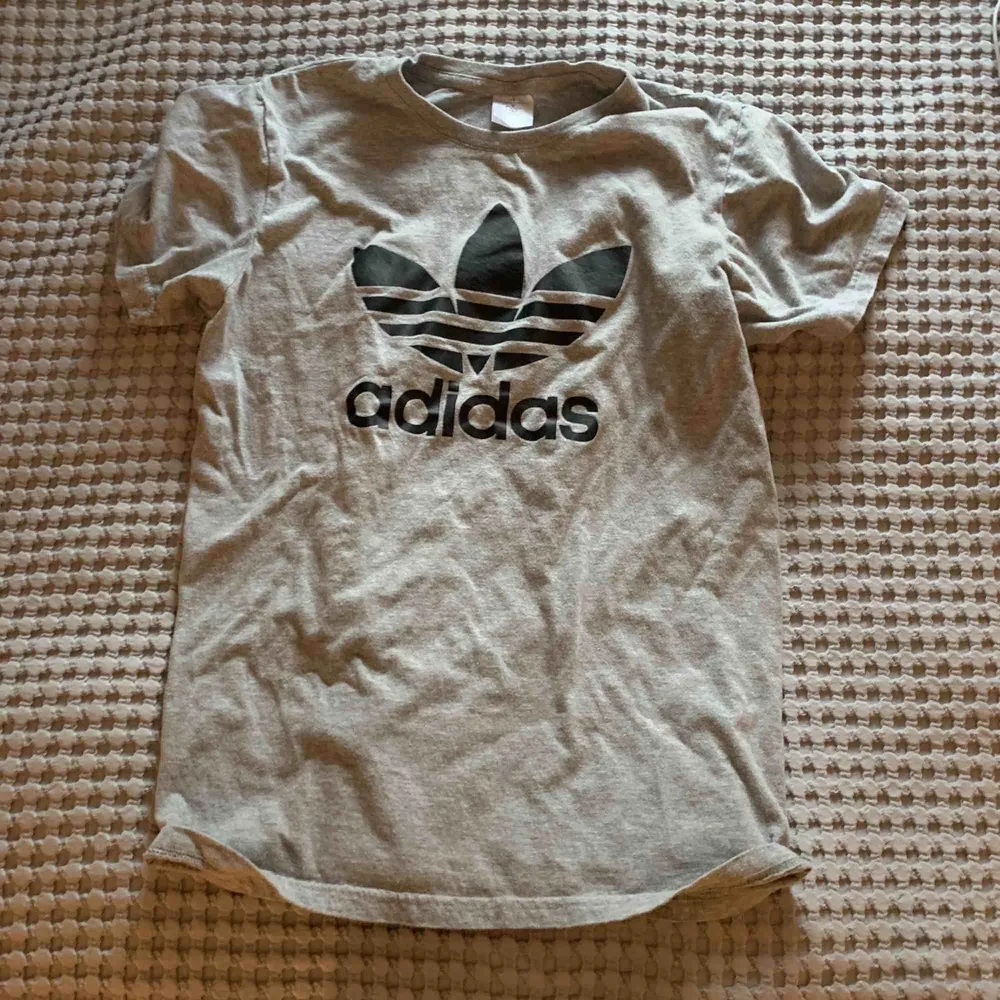 Adidas t-shirt grå, använd ett par gånger bara. T-shirts.