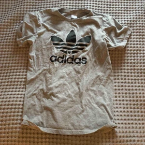  - Adidas t-shirt grå, använd ett par gånger bara