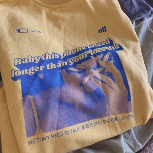 Oversized yellow shirt  - Gul oversized tröja från Crop. Köpt i Polen förra sommaren. Den är mysig, stor och har en boxy passform. Den är sliten och lite nopprig men det gör den mer old-school. Färgen är mer kall-gul inte varm-gul. Texten är blå. Passar mig storlek 38. 