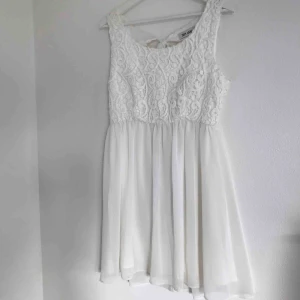 Student/avslutnings klänning vit, spets - Perfekt studentklänning i strl M med öppen rygg. Aldrig använd, finns dragkedja där bak. Köpare står för eventuell frakt! 💗⚡️