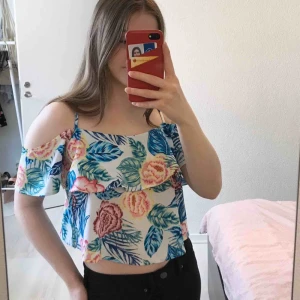 Topp - Jättesöt blommig och somrig topp från H&M, storlek 34. Väldigt fint skick! Fraktkostnad tillkommer