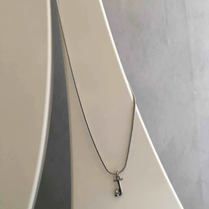  - Halsband med bokstaven ”J”. Aldrig kommit till användning. •Köparen står för frakt!