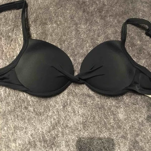  - Köpte på nelly 2017. Är push up padding. Är en bikini överdel. 20kr frakt