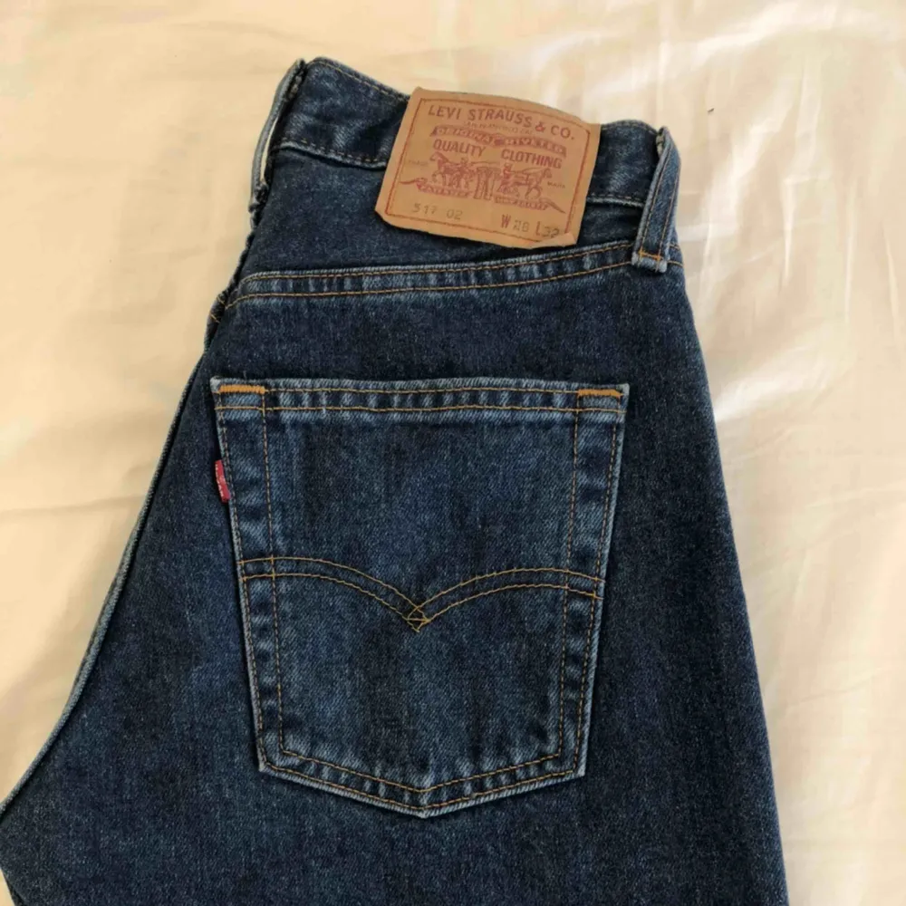 Ett par as snygga vintage Levis jeans! De är straight leg och midrise vilket är assss snyggt! För längd referens är jag 165cm och de slutar precis vid mina ankels ungefär! Säljer för 300kr ink frakt 🥰 (lägger upp dessa igen). Jeans & Byxor.