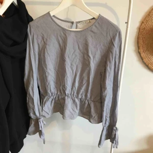 Blus - Suuuperfin blå-vitrandig blus med resår i midjan och vid handlederna 💘 väldigt snygg till jeans! Är lite skrynklig pga att den bara har legat i min garderob! Står storlek M men är mer som S. 