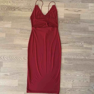  - Klänning med öppen rygg