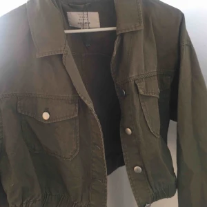 - Jättefin croppad jacka från Pull & Bear, fint skick! Frakt tillkommer💚
