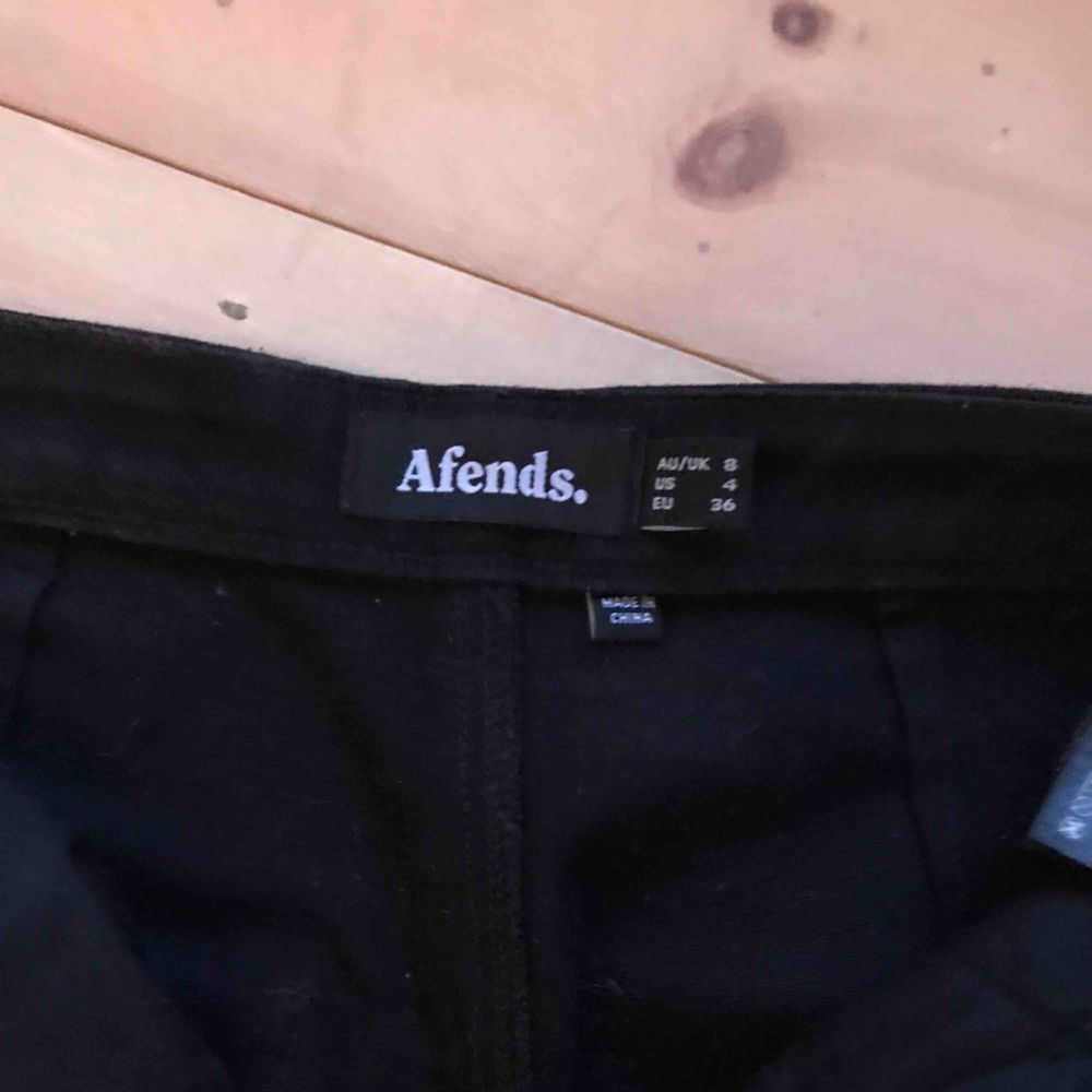 Säljer dessa SVINcoola svarta byxor från märket Afends, de är köpta i Tokyo, vilket gör de ganska originella. Jag är 169 lång och de sitter såhär ^ på mig! 🖤 frakt ingår i priset ovan! . Jeans & Byxor.