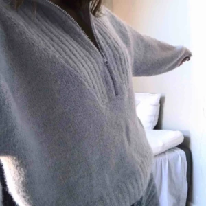  - Skit snygg stickad tröja med zip från weekday, i en jätte fin ljusblå kulör 