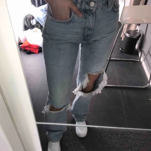  - Jättesnygga ljusa jeans från Mango. De är i nyskick. Använda 2 gånger. Nypris är 599 kr. Frakten ingår i priset