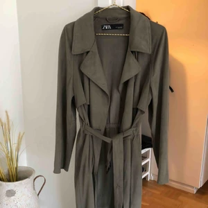  - Grön mockaimitation trench coat