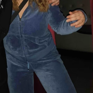  - Blått mjukis-set från Cubus. Kofta i M och byxor i L. Bra skick. Exklusive frakt. 