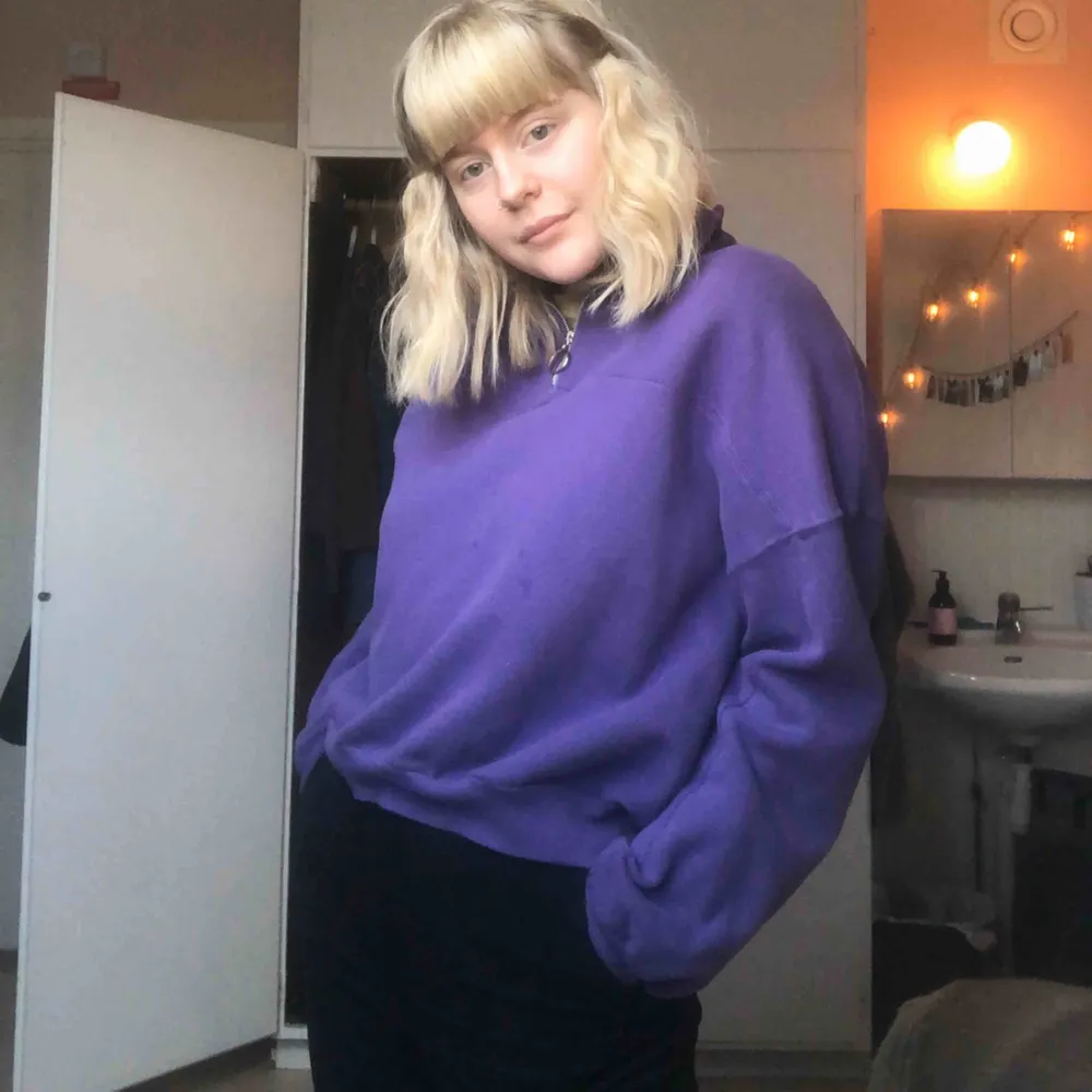 Superskön lila sweatshirt från Pull & Bear! Verkligen supermjuk inuti och superskön. Säjs pga att den ej kommer till användning tyvärr. Frakt tillkommer✨. Hoodies.