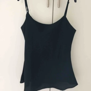  - Svart linne i silkestyg från H&M. Funkar både till vardags och om man vill klä upp sig 