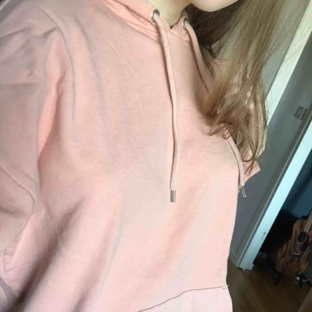 Mysig rosa/apricot färgad hoodie från monki, har en liten tråd som gått upp vid fickan men det märks knappt, stl xs o sitter lite oversized. Hoodies.