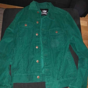  - Säljer nu min dickies i manchester grön, i storlek L.  Passar både kille som vill att den sitter som en vanlig large men också till den som är lite mindre som vill ha den oversized! :)  Nypris var 699.  Köparen står för frakt :)