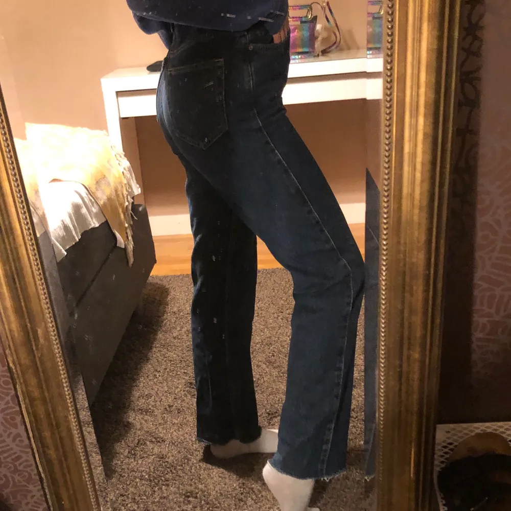 Ett par mörkblåa jeans från Weekday i modellen Row. Säljer pga för stora i midjan för mig. Använda ett fåtal gånger 🥰. . Jeans & Byxor.