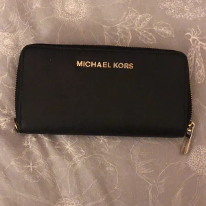 Äkta Michael kors plånbok - Köpt en ny plånbok så använder ej denna. Äkta plånbok köpt från Zalando. Använt få gånger så är i fint skick. 