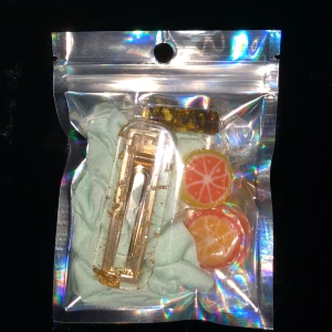 Present goodiebag - En supersöt goodiebag som innehåller ett hårspänne med guld i, en mintgrön scrunchie, lite godis och glitter💖 49kr + 11kr frakt✨ en perfekt present💖