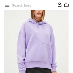 En väldigt fin lila  hoodie från weekday - Använt ett par få gånger storlek xs men den är ganska stor i storleken alltså den sitter som en s/m