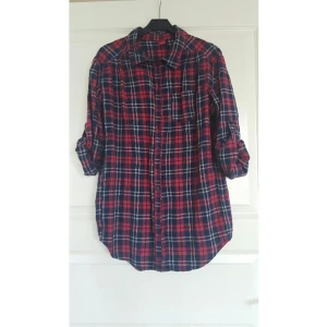  - En längre rutig skjorta. en bröstficka. köpt på hm.
